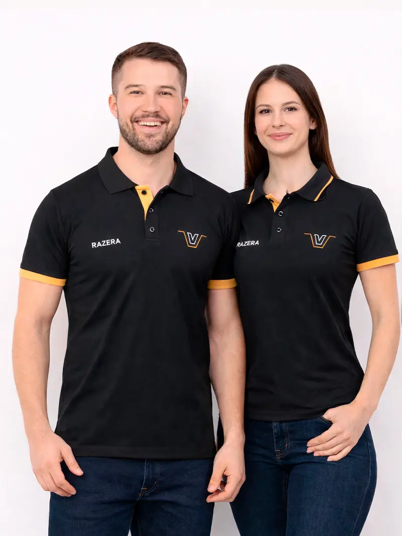 Camisa Polo Uniforme Preta com Premium Detalhes Amarelo Ouro Camisa Polo Uniforme Preta com Premium Detalhes Amarelo Ouro