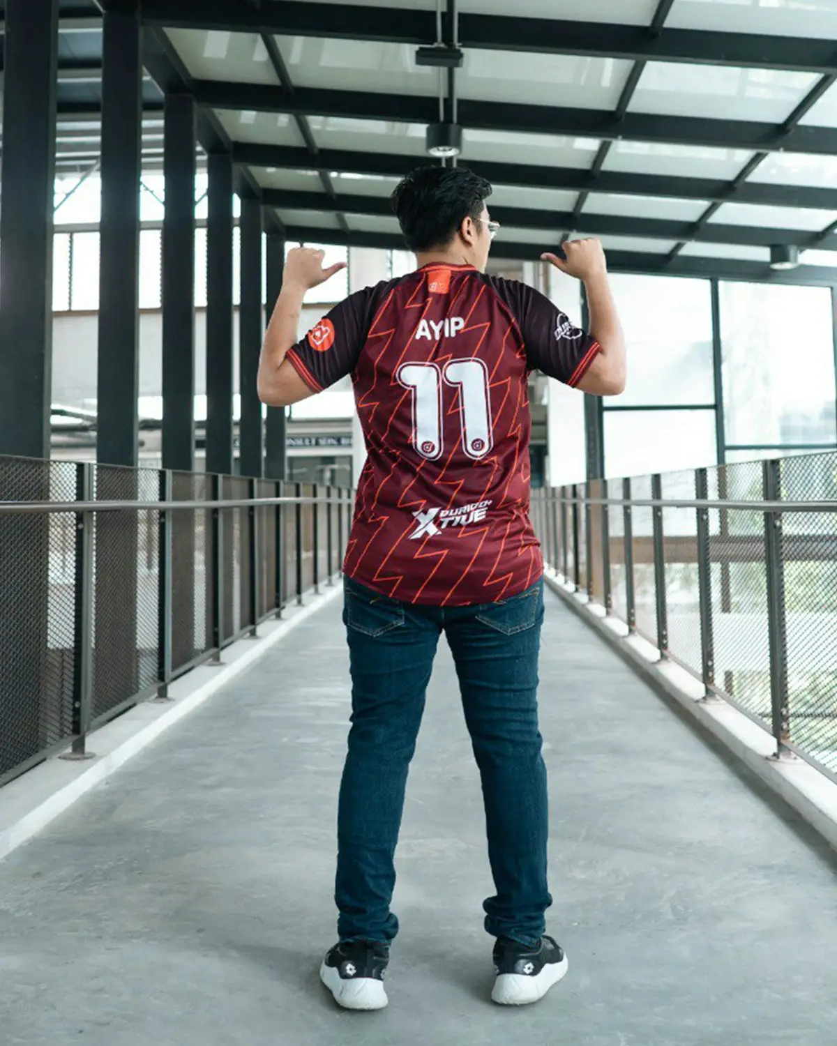 Uniforme esportivo com sublimação total: design colorido e personalizado que cobre a peça inteira