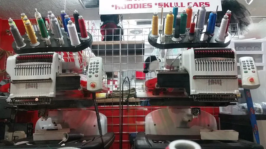 Máquinas industriais de bordado computadorizado com múltiplas linhas para uniformes